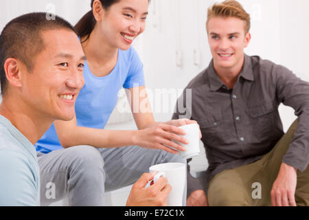 Divers groupes d'amis de boire du café Banque D'Images