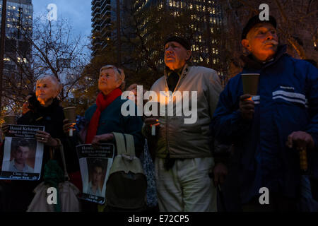 Sydney, Australie. 16Th Jun 2014. Les gens tiennent des bougies et des affiches avec le portrait de demandeur d'asile Hamid Kehazaei à une veillée aux chandelles en mémoire de demandeur d'asile Hamid Kehazaei tenue à Sydney Town Hall. Hamid a été déclaré en état de mort cérébrale à cause d'un grave empoisonnement du sang après s'être vu refuser des soins médicaux pendant des jours sur une coupure sur son pied lors de sa détention à l'île de Manus. Credit : Sergio Leyva Seiglie/Pacific Press/Alamy Live News Banque D'Images