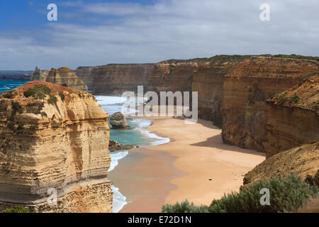 Un regard sur le paysage et sur la mer des Douze Apôtres dans le Port Campbell National Park, Victoria Australie Banque D'Images