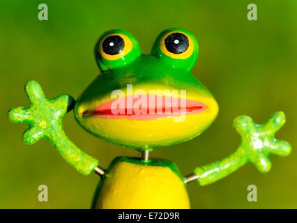 Une grenouille verte sur un jardin stick Banque D'Images