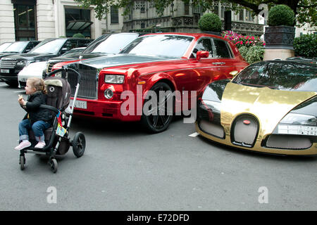 London,UK. 4e septembre 2014. La Bugati arabe et rouge métallique Rollsroyce garé à l'extérieur de la Dorchester Hotel dans le quartier de Mayfair quartier riche Crédit : amer ghazzal/Alamy Live News Banque D'Images