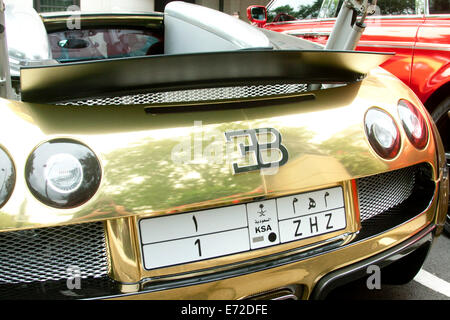 London,UK. 4e septembre 2014. Or Bugati inscrit arabes avec l'Arabie saoudite à l'extérieur de la plaque d'immatriculation le Dorchester Hotel dans le quartier de Mayfair quartier riche Crédit : amer ghazzal/Alamy Live News Banque D'Images