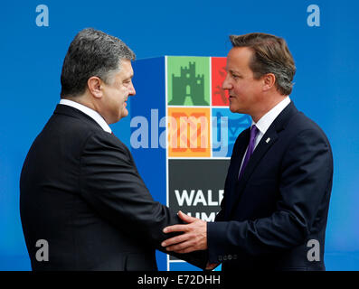 Newport, Royaume-Uni. 16Th Jun 2014. Le Président ukrainien Porochenko (L), serre la main avec le Premier ministre britannique, David Cameron, lors du sommet de l'OTAN 2014 à Newport, Pays de Galles, le Royaume-Uni, le 4 septembre 2014. Les deux jours du sommet de l'OTAN a démarré en 2014 au Pays de Galles, jeudi. Credit : Han Yan/Xinhua/Alamy Live News Banque D'Images