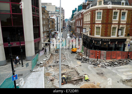 Voir des hommes déterrent les routes en projet d'amélioration de voirie sur Chiswell, Whitecross & soie Rue Barbacane Salon & Ville de London UK KATHY DEWITT Banque D'Images