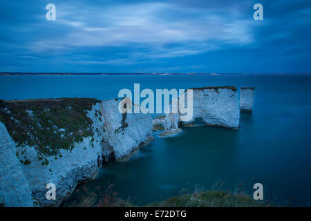 Le crépuscule sur le blanc des falaises et rochers à Harry Studland, à l'île de Purbeck, Jurassic Coast, Dorset, Angleterre Banque D'Images