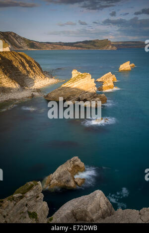 Définition du soleil sur la baie de Mupe le long de la Côte Jurassique près de crique de Lulworth, Dorset, Angleterre Banque D'Images