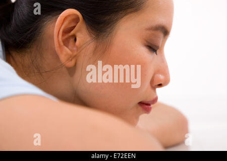 Young Asian woman relaxing Banque D'Images