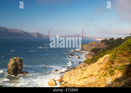 Golden Gate Bridge visibles de Lands End à San Francisco, Californie, USA. Banque D'Images