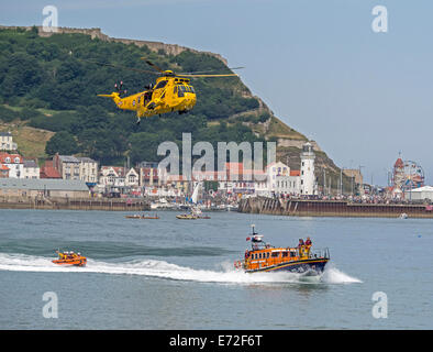 Les eaux côtières et hauturières de Scarborough et de canots de sauvetage air-mer en hélicoptère de la RAF afficher Banque D'Images