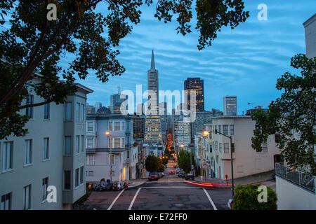 Regardant vers le bas la rue Montgomery de Telegraph Hill à la TransAmerica Building à San Francisco, Californie, USA. Banque D'Images