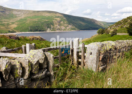 Le Lake District - un sentier sur les rives de Haweswater, Cumbria UK Banque D'Images