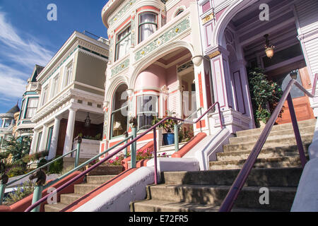 Les maisons de style victorien près de Alamo Square à San Francisco, Californie, USA. Banque D'Images