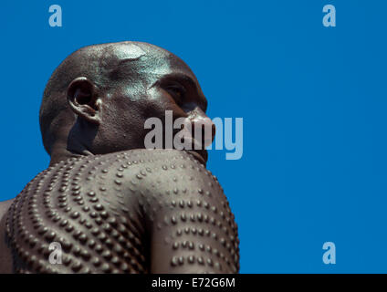 Homme Topossa à Scarifications sur son corps, Kangate, vallée de l'Omo, Ethiopie Banque D'Images