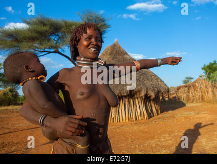 Tribu Hamer Femme portant son bébé en tenue traditionnelle, Turmi, vallée de l'Omo, Ethiopie Banque D'Images