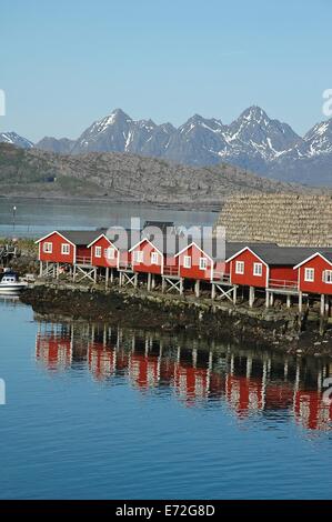 Location de maisons, montagnes, l'océan à Svolvaer Lofoten, Norvège Banque D'Images