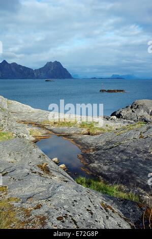 Les roches, la montagne et l'océan à Svolvær, îles Lofoten, Norvège Banque D'Images