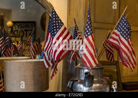 Des drapeaux américains sur l'affichage en magasin d'antiquités sur le 4 juillet à Aspen, Colorado, USA. Banque D'Images