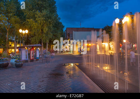 Lumières du soir dans les rues du centre-ville à Aspen, Colorado, USA. Banque D'Images