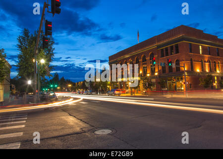 Lumières du soir dans les rues du centre-ville à Aspen, Colorado, USA. Banque D'Images