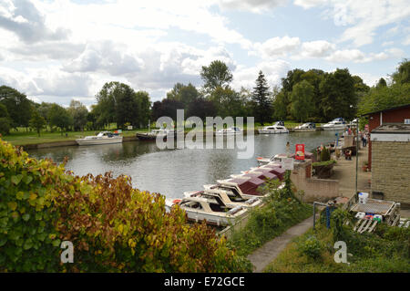 Location de bateaux de plaisance sur la Tamise à Abingdon dans l'Oxfordshire Banque D'Images