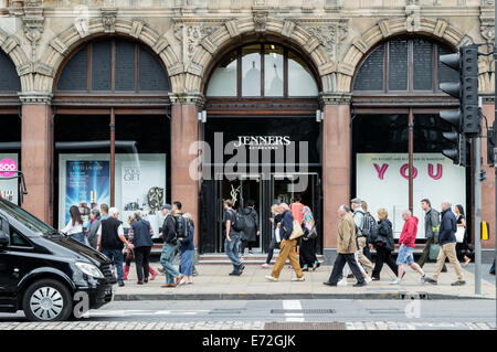 Consommateurs et aux touristes en passant devant l'avant du magasin Jenners sur Princes Street Edinburgh Banque D'Images