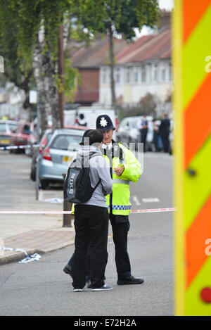 Edmonton, Londres, Royaume-Uni. 4e septembre 2014. Lieux du crime et les policiers à la route à Edmonton où une femme a été trouvé décapité dans un jardin arrière. Crédit : Matthieu Chattle/Alamy Live News Banque D'Images