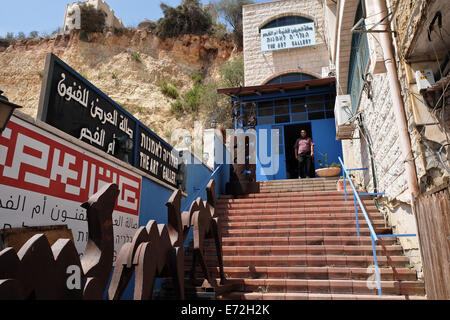 Wadi Ara, Israël. Le 4 septembre, 2014. L'Umm al-Fahm Art Gallery, fondée en 1996 en tant que centre de l'art contemporain arabe et palestinienne, propose des cours pour les enfants arabes et juifs, et présente les travaux des artistes juifs et arabes. Credit : Alon Nir/Alamy Live News Banque D'Images