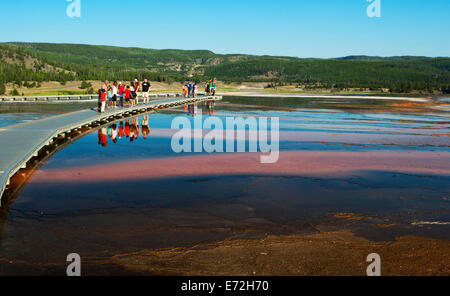 Les gens et touristique sur les trottoirs dans la zone Old Faithful à Parc National de Yellowstone, États-Unis Banque D'Images