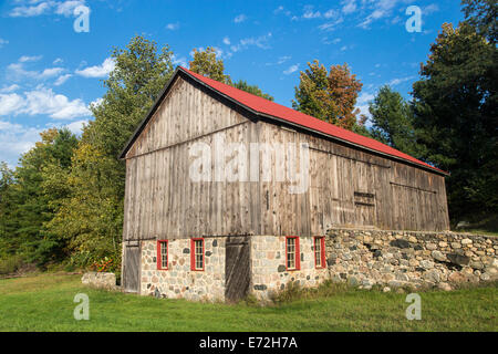 Grange en bois rustique construit en 1906 sur le Minervois près de Traverse City, Michigan, États-Unis. Banque D'Images