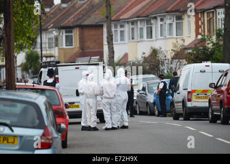 Edmonton, Londres, Royaume-Uni. 4e septembre 2014. Lieux du crime et les policiers à la route à Edmonton où une femme a été trouvé décapité dans un jardin arrière. Crédit : Matthieu Chattle/Alamy Live News Banque D'Images