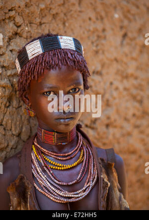 Tribu Hamer Girl en tenue traditionnelle, Turmi, vallée de l'Omo, Ethiopie Banque D'Images