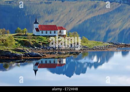 Chapelle dans Austnesfjord Vestpollen, îles Lofoten, Norvège, Scandinavie, Europe Banque D'Images