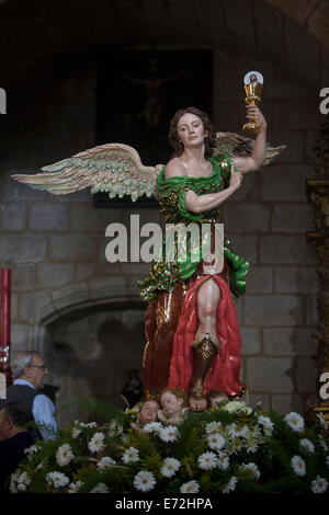 L'image d'un calice rempli d'ostia avec l'image de Jésus Christ s'affiche dans l'église Saint Jacques à Pâques Banque D'Images