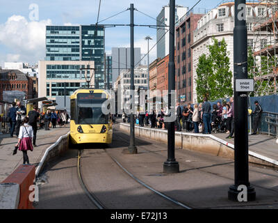 Manchester Metrolink tram à l'arrêt de la Place Saint Pierre, Manchester, Angleterre, RU