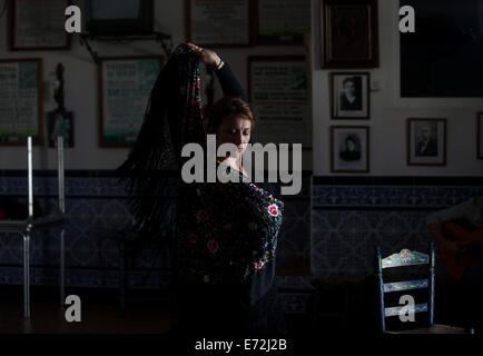 Olga Nuria, directeur de la danse flamenco group Savia Nueva effectue une danse style Petenera de Paterna de Rivera Banque D'Images