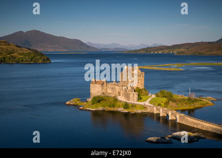 Tôt le matin sur le château d'Eilean Donan le long de Loch Duich, Dornie, Highlands, Scotland Banque D'Images