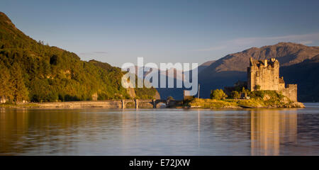 Définition du soleil sur le château d'Eilean Donan le long de Loch Duich, Dornie, Highlands, Scotland Banque D'Images