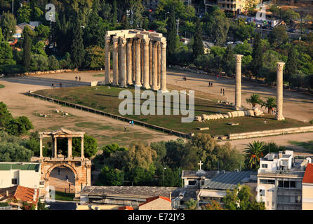 Vue sur le Temple de Zeus et la porte d'Hadrien de l'Acropole, Athènes, Grèce. Banque D'Images