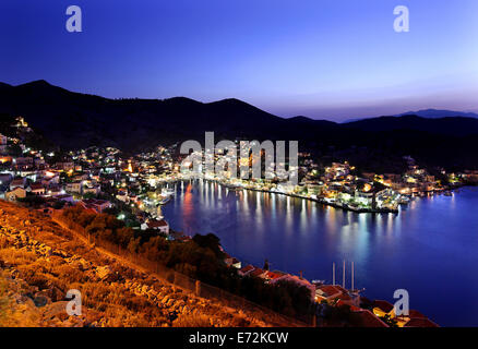 La Grèce, Symi, Dodécanèse. Vue panoramique sur Gyalos, capitale et port principal de l'île. Banque D'Images