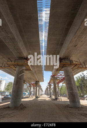 En vertu de la construction de l'autopont de voir à Moscou, Russie Banque D'Images