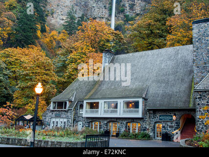Multnomah Falls Lodge en automne dans la Columbia Gorge National Scenic Area, Oregon, USA. Banque D'Images