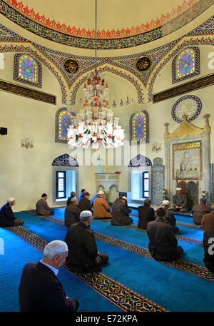 Les musulmans grecs priant l'intérieur Yeni Camii (nouvelle mosquée signifie 'Il'), Komotini, ville préfecture de Rodopi, Thrace, Grèce Banque D'Images