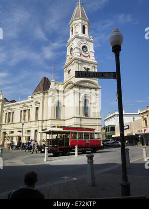 Hôtel de ville et tramway à Freemantle, Australie occidentale. Banque D'Images