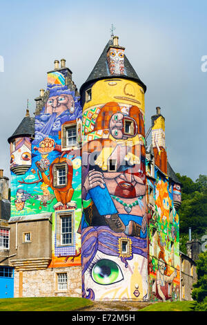 Château de Kelburn près de Fairlie, Largs, Ayrshire, Ecosse, un château historique du xvie siècle restauré, peint avec des graffitis colorés Banque D'Images