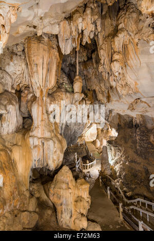 Le Chang (grotte Grotte Hang autour) est situé à suivre la route de la rivière sud de l'emplacement de Meuang Xong, Village de Vang Vieng. Parce qu'il Banque D'Images