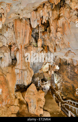 Le Chang (grotte Grotte Hang autour) est situé à suivre la route de la rivière sud de l'emplacement de Meuang Xong, Village de Vang Vieng. Parce qu'il Banque D'Images