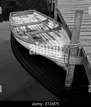 Petit bateau à rames avec avirons liée à une jetée en bois, Loch Lomond, Ecosse Banque D'Images