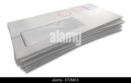 Une pile d'enveloppes blanches régulières avec timbres et une fenêtre claire sur un fond blanc Banque D'Images