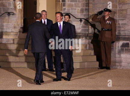 Cardiff, Royaume-Uni. Le 4 septembre, 2014. Sur la photo : le président américain Barack Obama est accueilli par le Premier ministre britannique, David Cameron. Re : dîner officiel, chef de délégations au château de Cardiff dans le cadre du sommet de l'OTAN, dans le sud du Pays de Galles, Royaume-Uni. Credit : D Legakis/Alamy Live News Banque D'Images