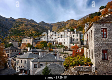 Syrrako village, l'un des plus beaux villages de montagne grecque, sur les montagnes Tzoumerka, Ioannina, Épire, Grèce Banque D'Images